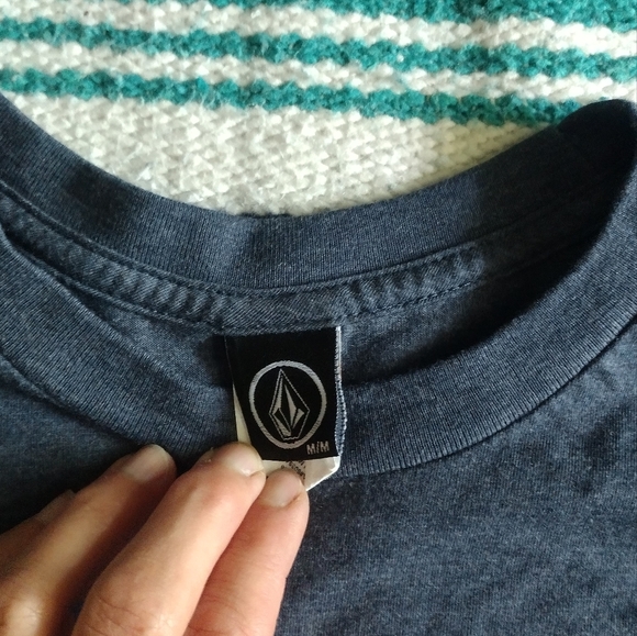3/ $25 Volcom Navy Graphic T-Shirt - Picture 3 of 3